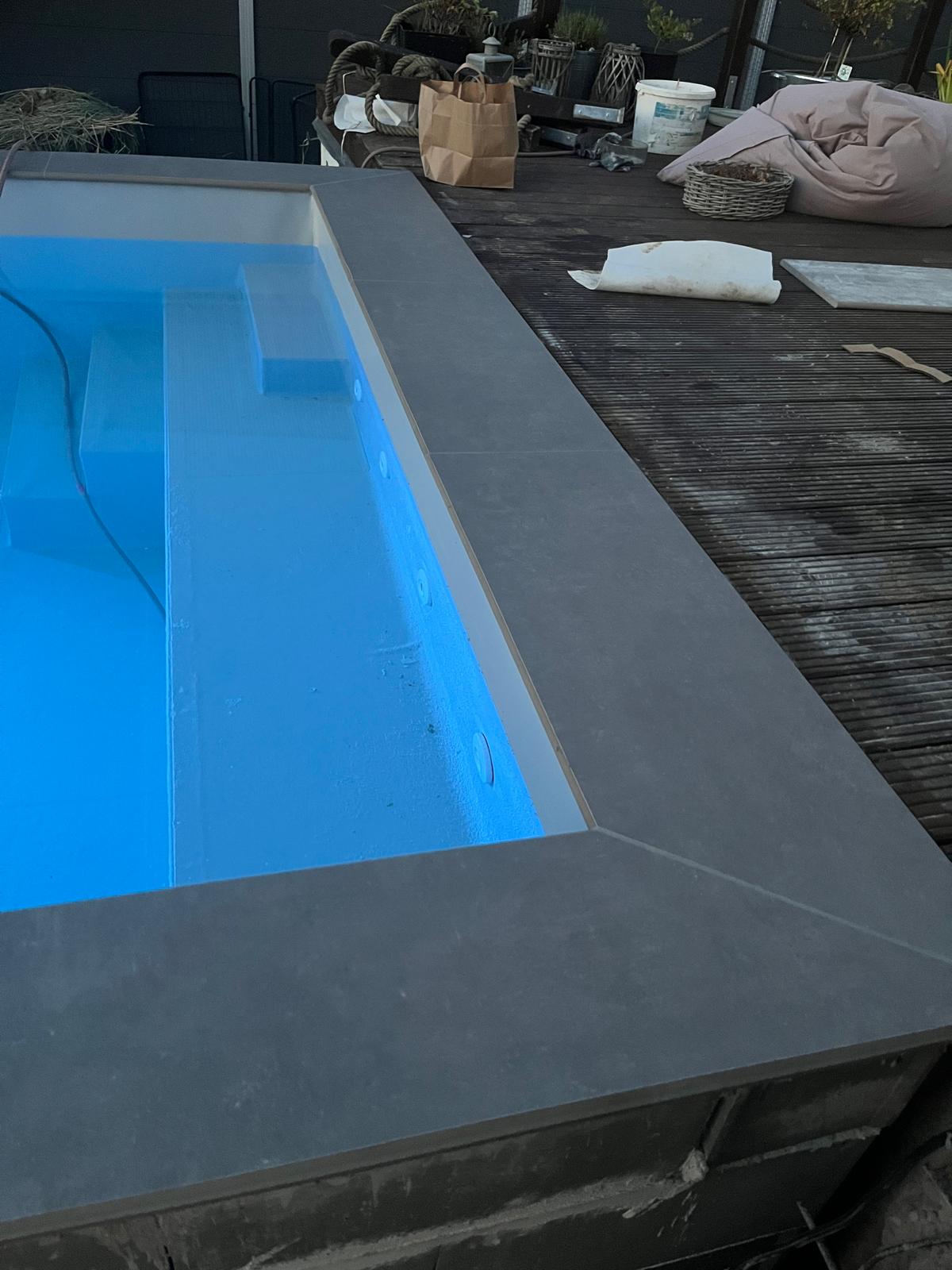 Poolumrandung